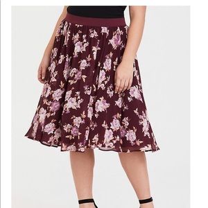 🆕 TORRID SIZE 1-2 BURGUNDY FLORAL CHIFFON SKIRT